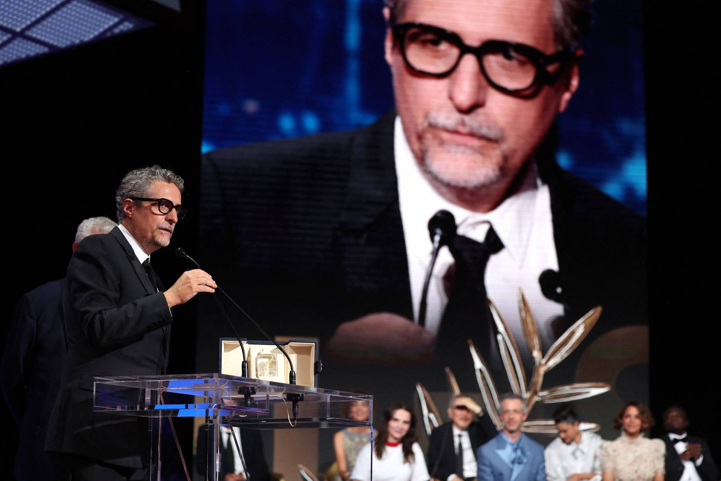 Kleber Mendonça liga por vídeo para Wagner Moura após prêmio em Cannes