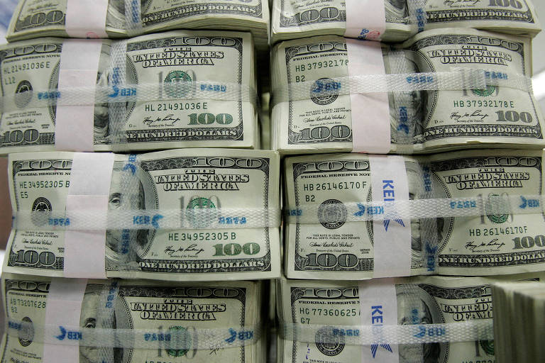Dólar tem maior queda semanal em relação a outras moedas desde o anúncio das tarifas de Trump