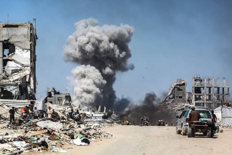 Ataques de Israel em Gaza matam dezenas, incluindo jornalista, dizem palestinos