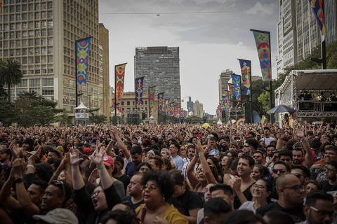 SÃO PAULO, SP, BRASIL - 25/05/2025 - Nesse final de semana (24 e 25) acontece a Virada Cultural 2025, com mais de mil atrações que incluem shows , apresentações, aulas abertas, mostras de cinema, entre outros. Na foto a cantora Liniker, no palco Anhangabaú, zona central da cidade. (Foto: Bruno Santos/ Folhapress, POLÍTICA)