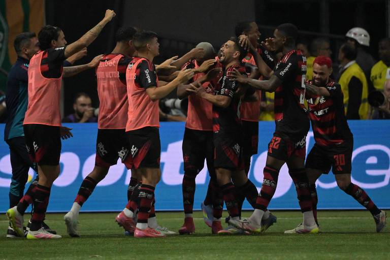 Flamengo vence o Palmeiras e encosta na liderança do Brasileiro