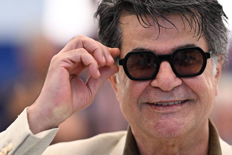 Jafar Panahi, vencedor da Palma de Ouro em Cannes, é aclamado ao voltar ao Irã