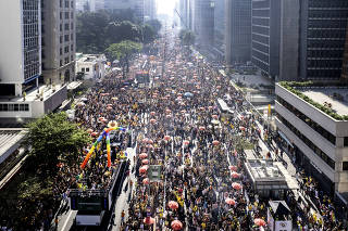 28 Parada do Orgulho LGBTQIA+ na Av Paulista. Participantes ocupam av Paulista  durante 28 Parada do Orgulho LBGTQIA+ . Foto de drone