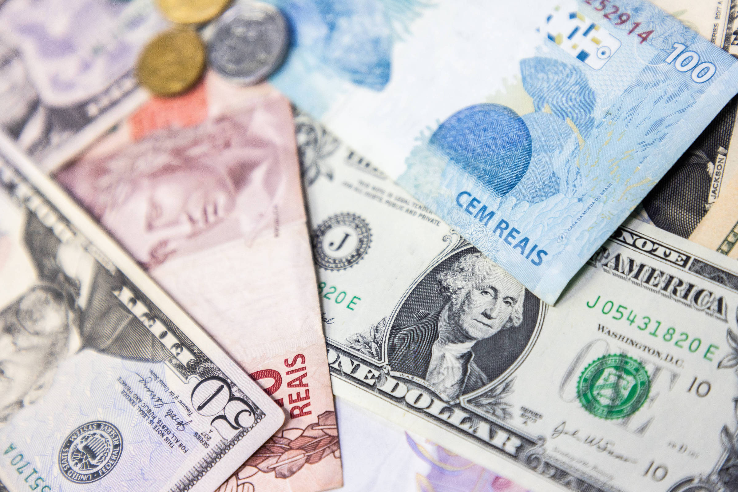 Dólar abre em forte alta nesta terça-feira com preocupação sobre EUA e China