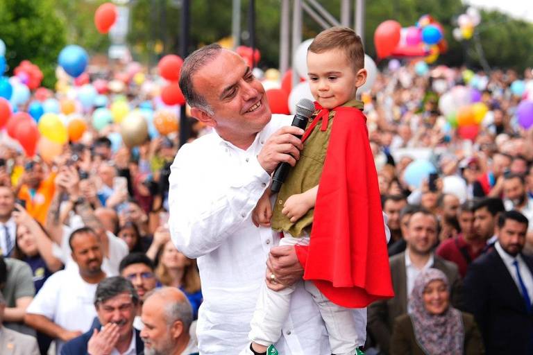 Multidão na Turquia celebra vitória de menino contra o câncer