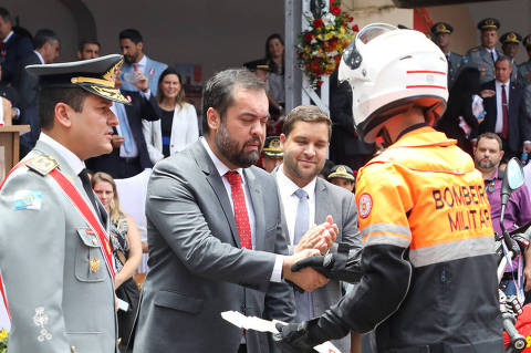 RIO DE JANEIRO, RJ - 02-12-2022 - O governador do Rio de Janeiro, Cláudio Castro (PL), participa de formatura de cadetes do Corpo de Bombeiros; ao fundo, com um terno azul claro e medalha 