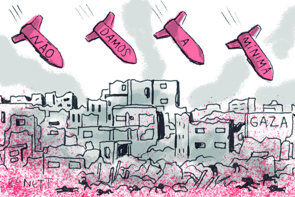 A charge de hoje da Folha, publicada em todas as suas plataformas, é de Benett (@cartunistabenett). O desenho apresenta um cenário de destruição. No plano inferior, há uma paisagem urbana de edifícios em ruínas, com a palavra "GAZA" visível em um deles, à direita. O chão está coberto por manchas vermelhas, que parecem ser sangue, e figuras escuras de pessoas correndo ou prostradas. No plano superior, quatro objetos vermelhos semelhantes a bombas ou mísseis estão caindo em direção aos edifícios. Cada um desses objetos possui uma palavra escrita: "NÃO", "DAMOS", "A" e "MÍNIMA". A assinatura "BENETT" está localizada no canto inferior esquerdo da imagem.