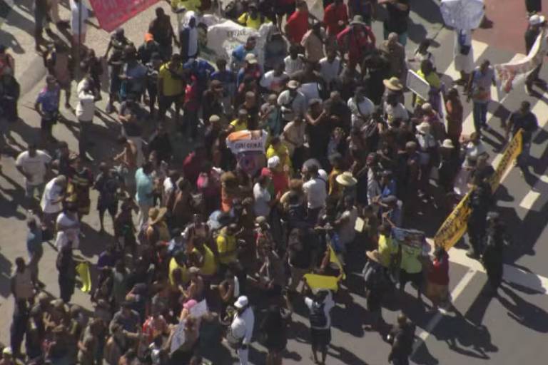Ambulantes protestam contra novas regras para comércio na orla do Rio
