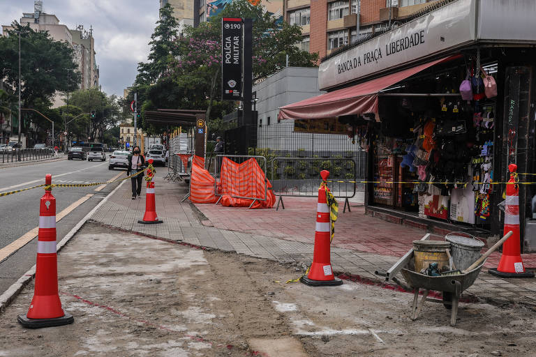 Liberdade, em SP, amplia calçadas sobre vagas de estacionamento e comércio pede volta dos carros