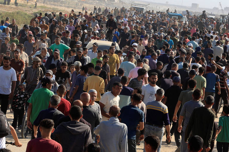 Com tumulto, milhares de palestinos buscam comida em centro de ajuda em Gaza; veja vídeo