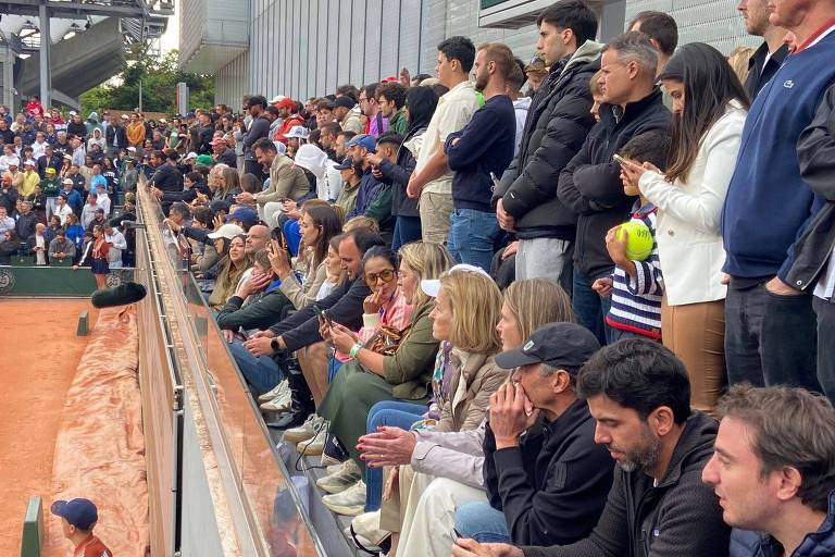 Arquibancada lota, e torcedores invadem área de imprensa na estreia de João Fonseca em Roland Garros