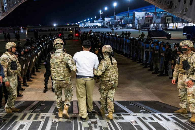 EUA emitem alerta contra viagem a Venezuela, que devolve na mesma moeda