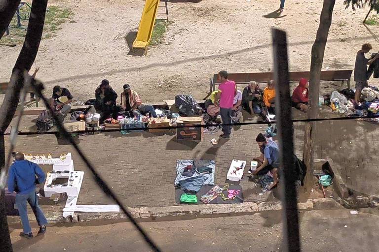 Cracolândia na praça Marechal tem banquinha de venda improvisada e tráfico na rua; veja vídeo