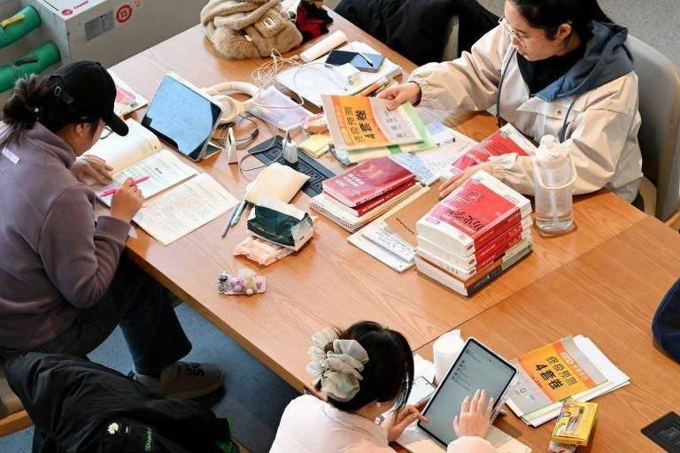 A estudante chinesa que acusa universidade de fazê-la 'tirar as calças' para dar licença menstrual