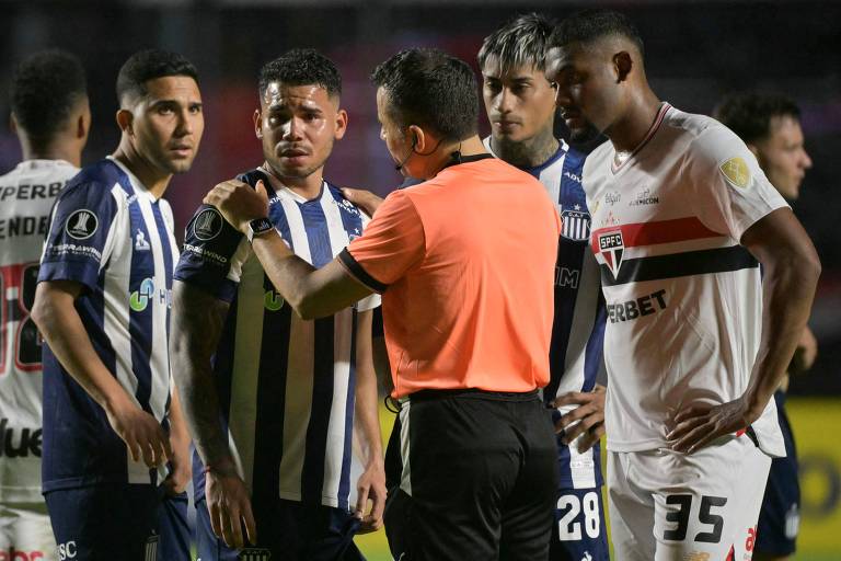 Venezuelano Miguel Navarro acusa jogador do São Paulo de xenofobia em partida da Libertadores
