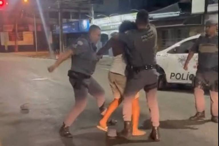 PMs são filmados agredindo jovem com socos e chutes em Santos