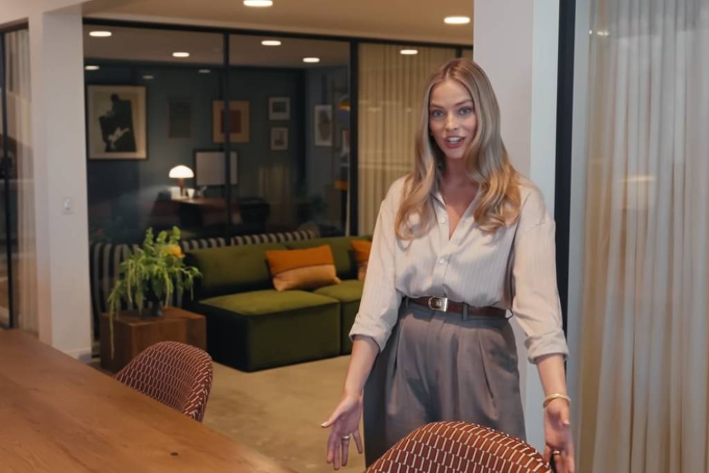 Margot Robbie mostra nova sede de produtora com pôster de 'Cidade de Deus' no escritório