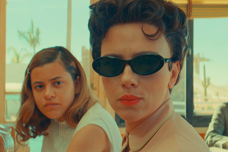 Grace Edwards, Scarlett Johansson e Damien Bonnaro em cena de 'Asteroid City', filme de Wes Anderson
