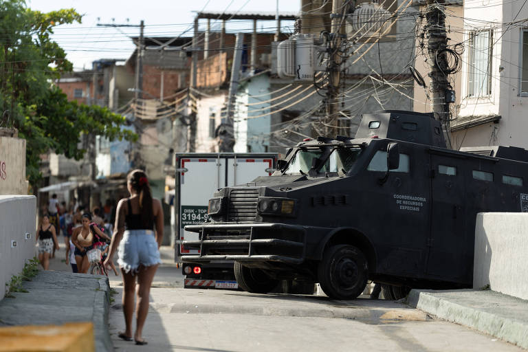 Maioria de alunos da rede pública do Rio estuda em área dominada por tráfico ou milícia, diz estudo