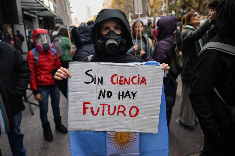 Cientistas argentinos se vestem de 'O Eternauta' em protesto contra Javier Milei