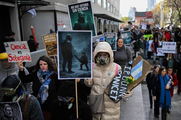 Cientistas foram às ruas de Buenos Aires e outras oito cidades argentinas nesta quarta-feira (28) para protestar contra o governo de Javier Milei