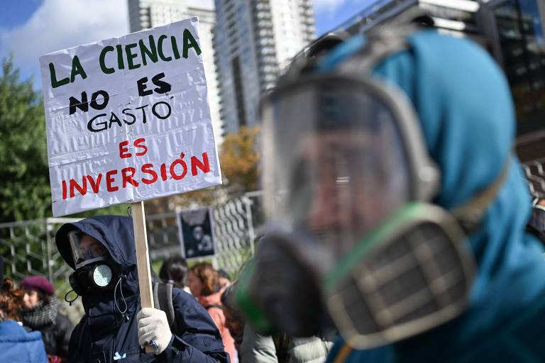 Os manifestantes dizem que o sistema científico nunca esteve tão ameaçado desde a recuperação da democracia, em 1983