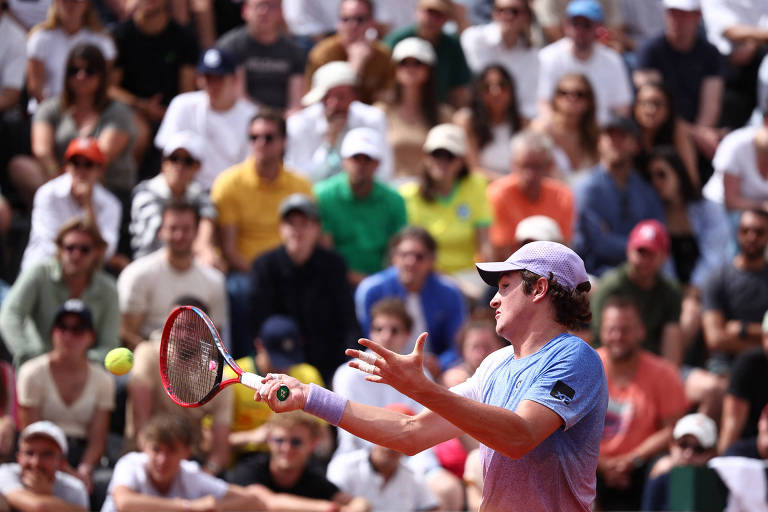 Com coragem no tie-break, João Fonseca avança em Roland Garros e chora