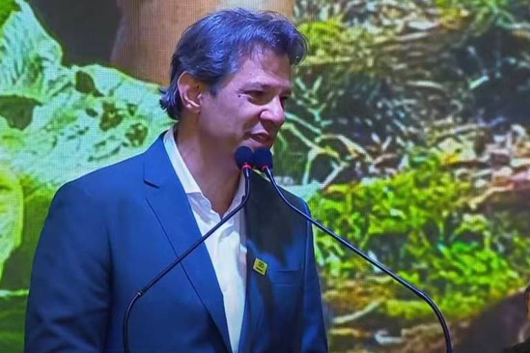Haddad se emociona em evento com Lula e fala em 'dia de apagar sofrimento'; veja vídeo