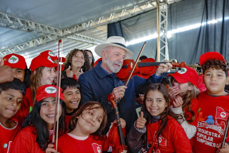 Lula cobra ministro em evento do MST, mas evita sinais sobre eventual demissão