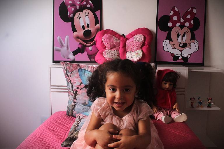 Esta menina americana de 2 anos foi deportada com seus pais sem documentos; veja imagens