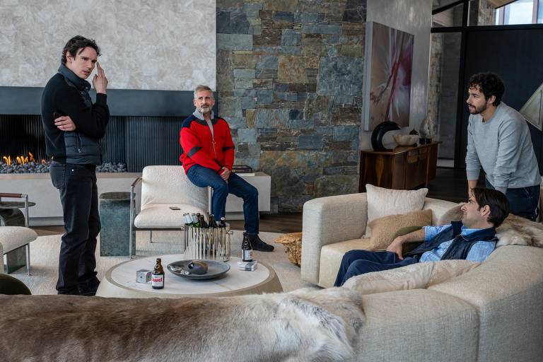 Cory Michael Smith, Steve Carrell, Ramy Youssef e Jason Schwartzman em cena do filme 'Mountainhead', dirigido por Jesse Armstrong