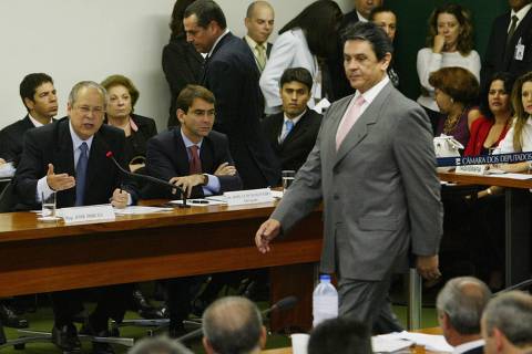 Escândalo do mensalão faz 20 anos e segue como tabu no PT, que oscila do pedido de desculpa à negação