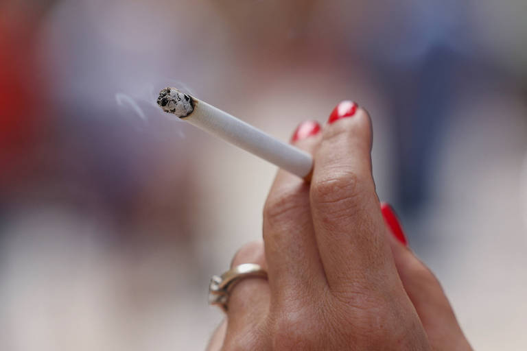 França proíbe cigarros em praias, parques e áreas escolares a partir de 1º de julho