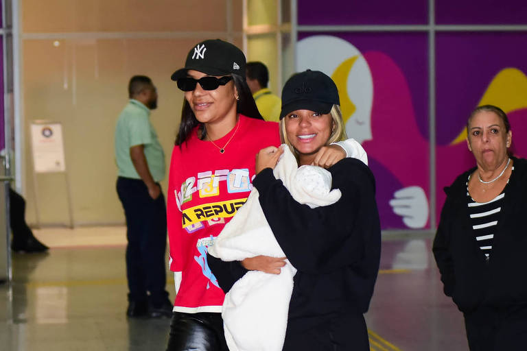 Ludmilla e Brunna Gonçalves chegam ao Rio com a filha