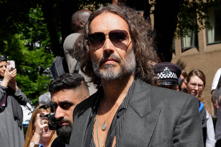 Russel Brand, acusado de agressão sexual, se declara inocente em tribunal