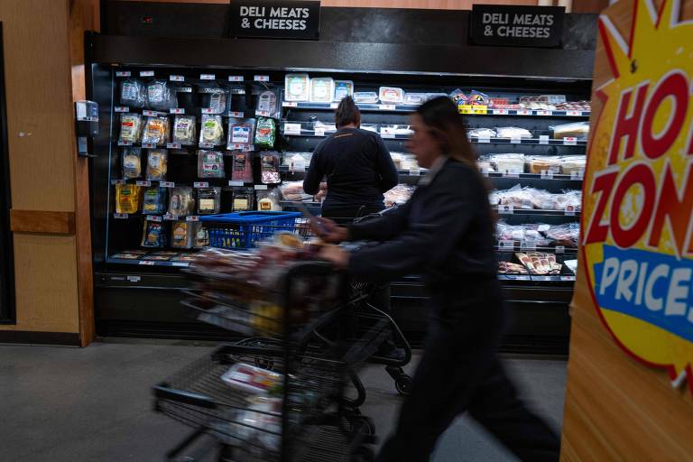Consumo desacelera nos EUA após corrida pré-tarifas; inflação tem alta