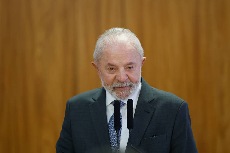 Lula assiste a trechos do depoimento de Cid ao STF em voo de volta ao Brasil