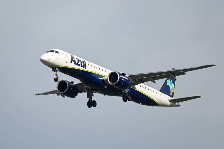 Azul é condenada a indenizar passageira que perdeu sua festa de aniversário devido a voo atrasado