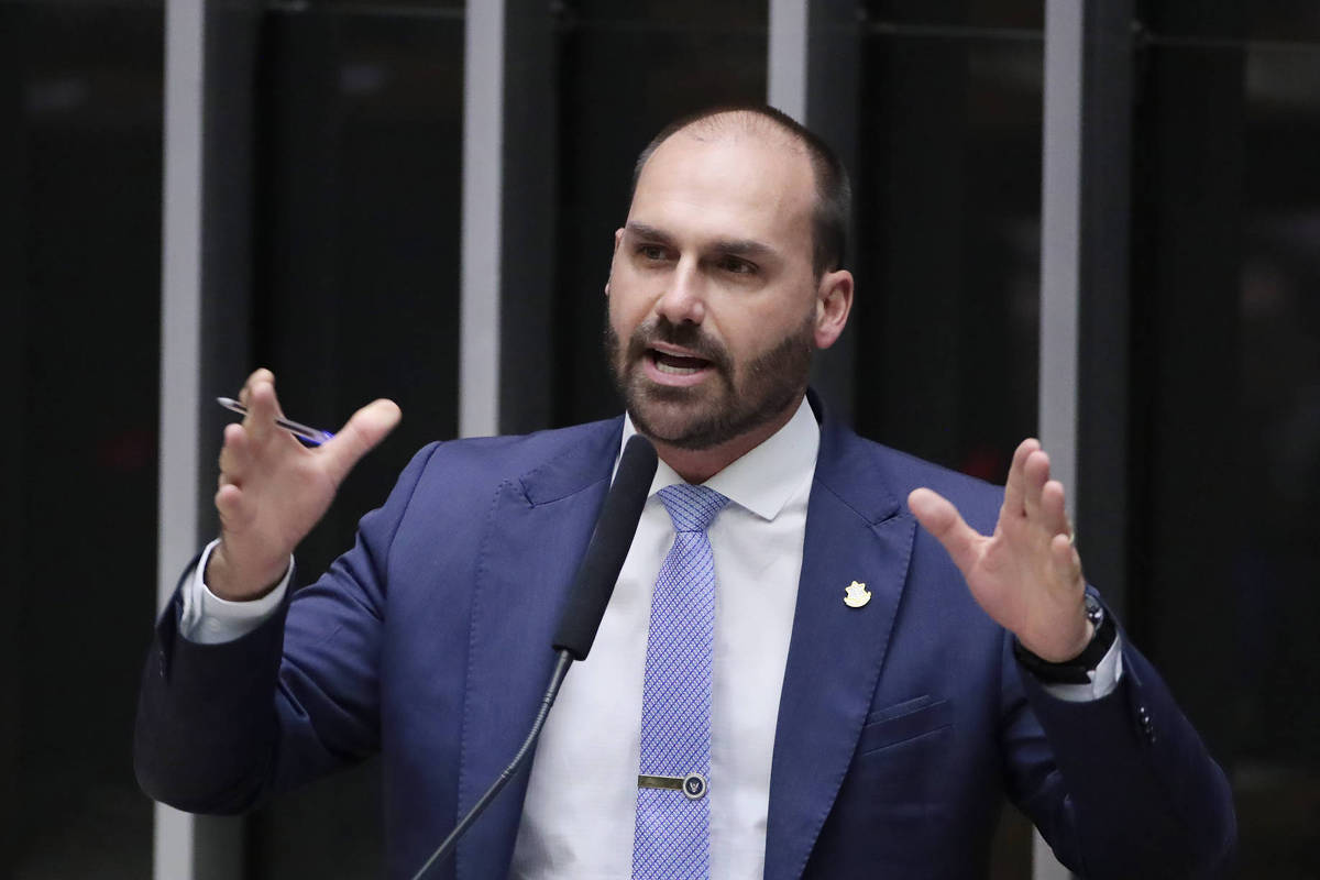 Eduardo Bolsonaro está fora de controle e obcecado por candidatura presidencial, dizem membros do PL