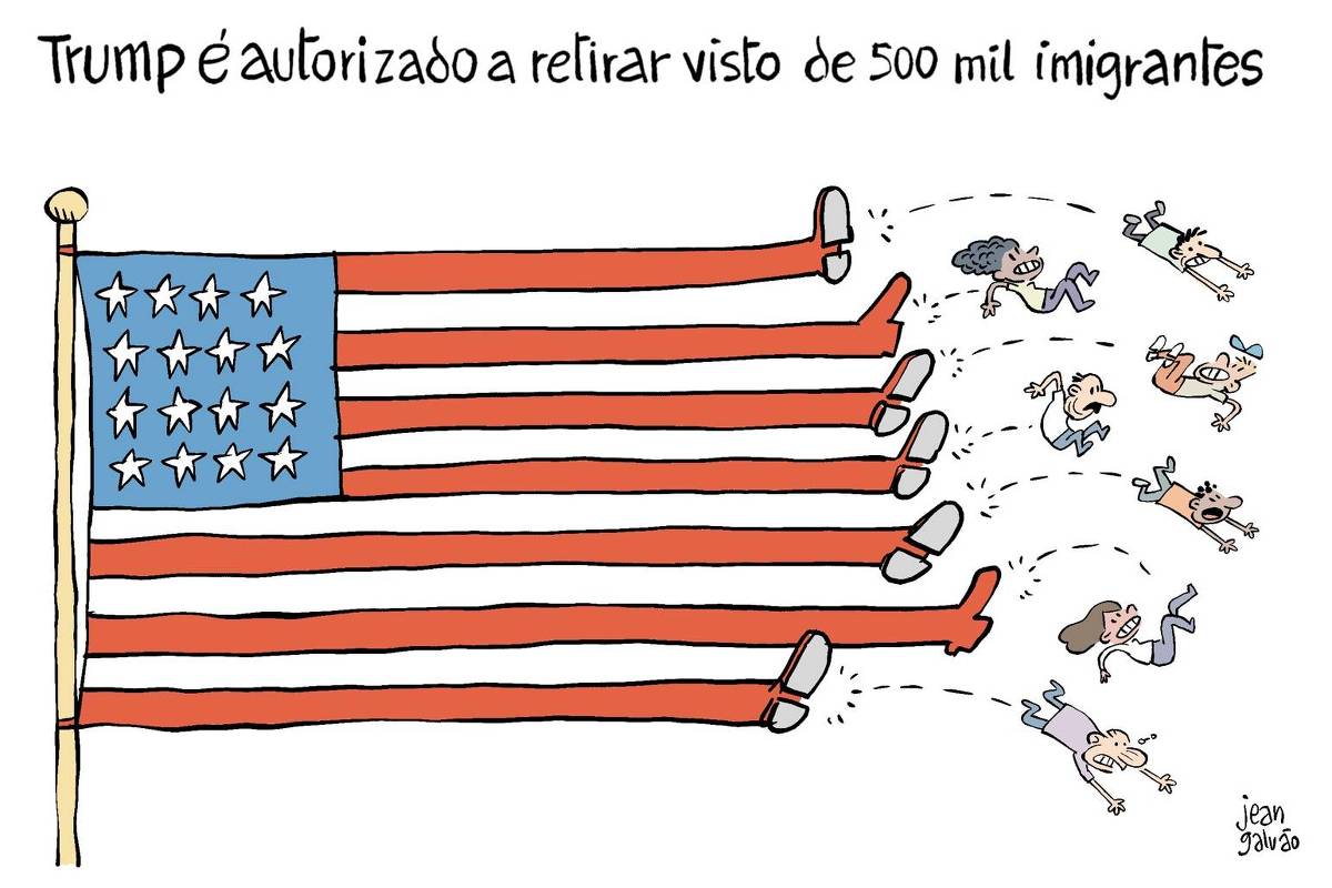 Charge de Jean Galvão com o título “Trump é autorizado a retirar visto de 500 mil imigrantes” mostra uma bandeira dos EUA. As listras vermelhas e brancas da bandeira se transformam em pernas com sapatos. Essas pernas estão esticadas horizontalmente e estão em movimento, dando chutes em imigrantes, lançando-os para longe.