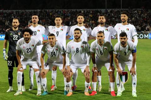 (250326) -- AMMAN, March 26, 2025 (Xinhua) -- Players of Palestine pose before the 2026 FIFA World Cup Asian Qualifier Group B football match between Palestine and Iraq in Amman, Jordan, on March 25, 2025. (Photo by Mohammad Abu Ghosh/Xinhua)
