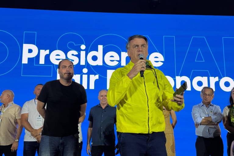 Bolsonaro fala em vencer com ajuda de Trump e diz que Eduardo estaria preso no Brasil