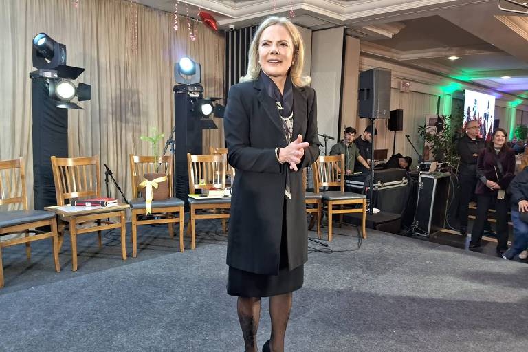 Gleisi é homenageada pelo PT em evento no Paraná e ataca Bolsonaro