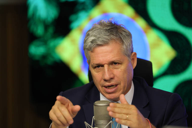 MST ironiza Teixeira e o chama de 'ministro promessinha' em evento em SP