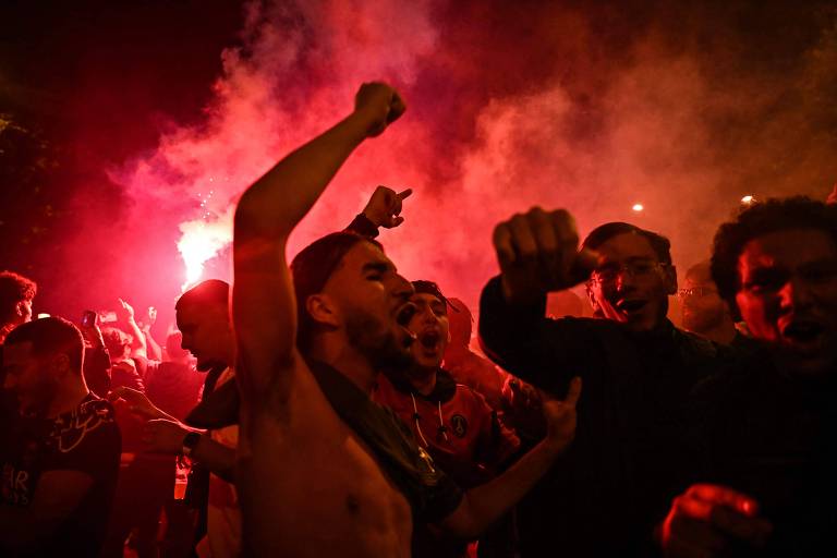 Festa em Paris tem tumulto; Macron receberá campeões no domingo
