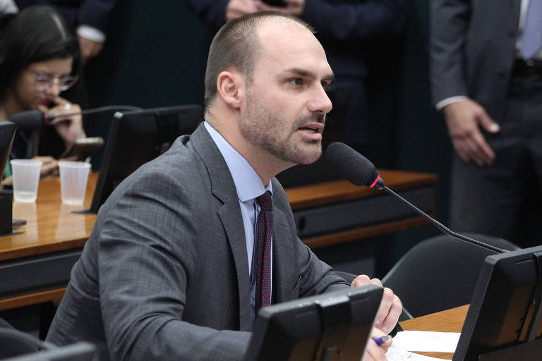 Eduardo Bolsonaro pode se candidatar mesmo nos EUA, diz especialista