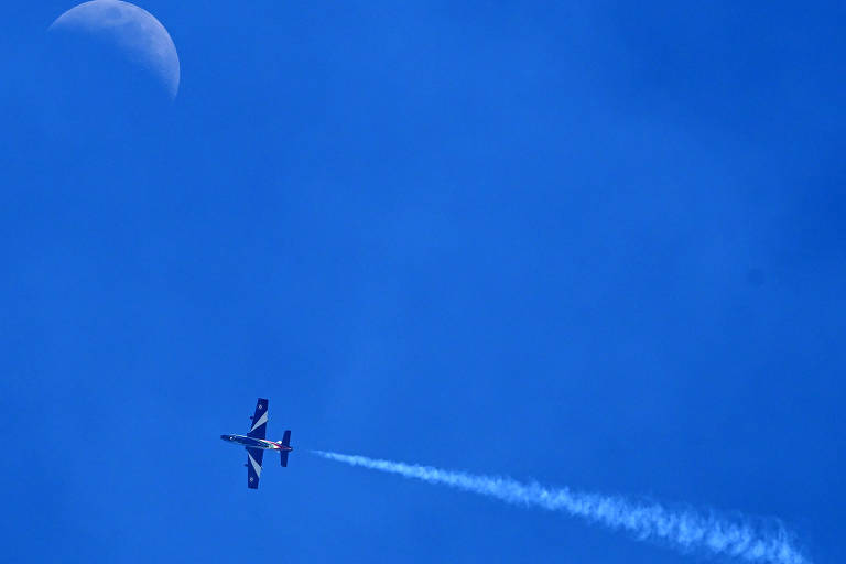 Aeronave do esquadrão acrobático Frecce Tricolori se apresenta durante show aéreo em Roma, na Itália