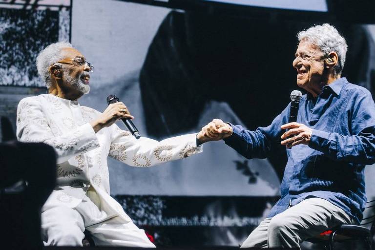 Chico Buarque e Gilberto Gil cantam 'Cálice' em encontro histórico em show