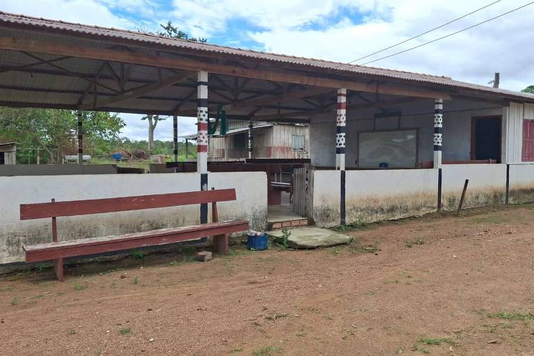 Galpão de associação dos tenharins, no sul do Amazonas, improvisado como sala de aula e sem professores ao longo de 2024 e 2025