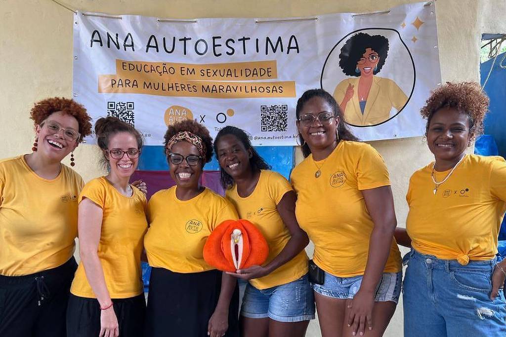 Vibradores, vulva de pelúcia e WhatsApp: a educadora sexual que defende direito ao prazer de mulheres da periferia